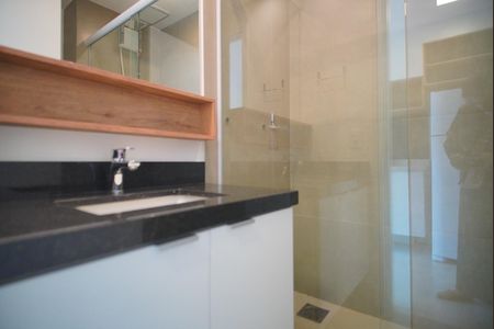 Banheiro de kitnet/studio para alugar com 1 quarto, 24m² em Auxiliadora, Porto Alegre