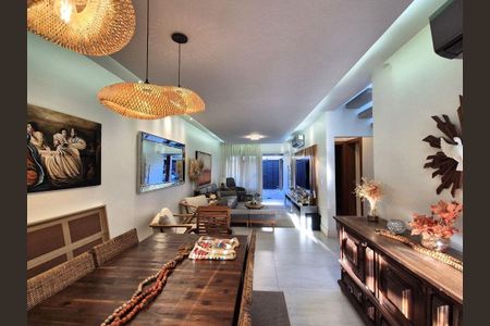 Casa à venda com 4 quartos, 210m² em Itaipu, Niterói