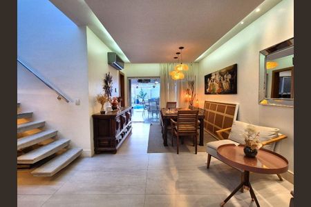 Casa à venda com 4 quartos, 210m² em Itaipu, Niterói