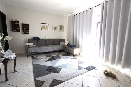 Casa à venda com 350m², 5 quartos e 4 vagas Casa à venda com 350m², 5 quartos e 4 vagasSala