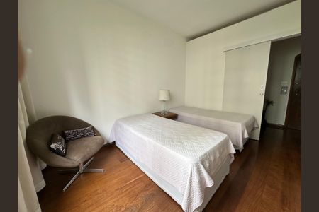 Apartamento à venda com 202m², 4 quartos e 2 vagas Apartamento à venda com 202m², 4 quartos e 2 vagasQuarto