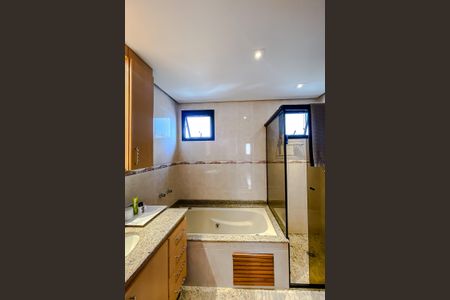 Apartamento para alugar com 124m², 3 quartos e 3 vagas Apartamento para alugar com 124m², 3 quartos e 3 vagasBanheiro da Suíte