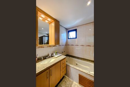 Apartamento para alugar com 124m², 3 quartos e 3 vagas Apartamento para alugar com 124m², 3 quartos e 3 vagasBanheiro da Suíte