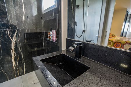 Casa de condomínio para alugar com 150m², 3 quartos e 2 vagas Casa de condomínio para alugar com 150m², 3 quartos e 2 vagasBanheiro da Suíte 1