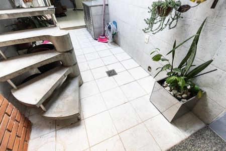 Casa à venda com 180m², 2 quartos e sem vaga Casa à venda com 180m², 2 quartos e sem vagaQuintal
