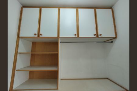 Apartamento à venda com 229m², 3 quartos e 3 vagas Apartamento à venda com 229m², 3 quartos e 3 vagasQuarto de Serviço