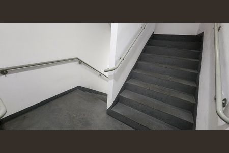 Apartamento para alugar com 55m², 1 quarto e 1 vaga Apartamento para alugar com 55m², 1 quarto e 1 vagaEscada