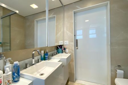 Apartamento à venda com 238m², 4 quartos e 5 vagas Apartamento à venda com 238m², 4 quartos e 5 vagasBanheiro da Suíte 1