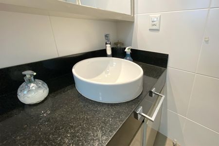 Apartamento à venda com 238m², 4 quartos e 5 vagas Apartamento à venda com 238m², 4 quartos e 5 vagasBanheiro da Suíte 2