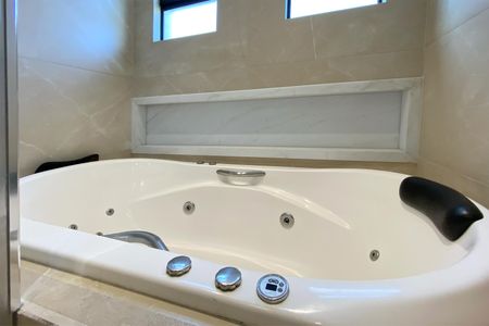 Apartamento à venda com 238m², 4 quartos e 5 vagas Apartamento à venda com 238m², 4 quartos e 5 vagasBanheiro da Suíte 1