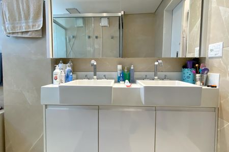 Apartamento à venda com 238m², 4 quartos e 5 vagas Apartamento à venda com 238m², 4 quartos e 5 vagasBanheiro da Suíte 1