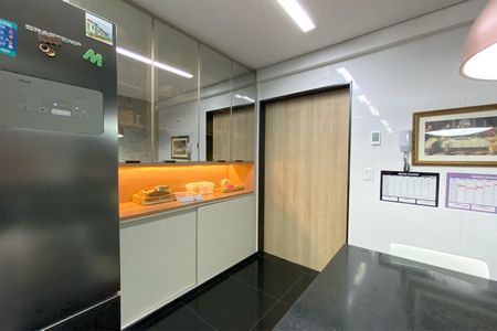 Apartamento à venda com 238m², 4 quartos e 5 vagas Apartamento à venda com 238m², 4 quartos e 5 vagasCozinha