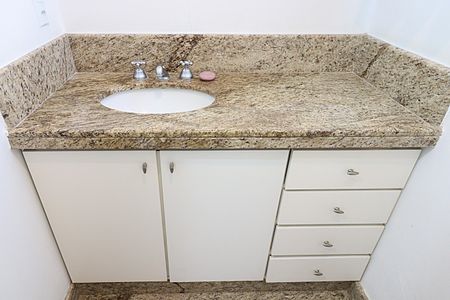 Apartamento à venda com 200m², 4 quartos e 3 vagasBanheiro da Suíte 2