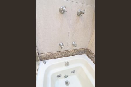 Apartamento à venda com 200m², 4 quartos e 3 vagasBanheiro da Suíte 1