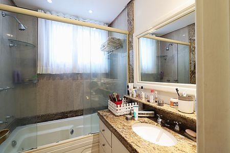 Apartamento à venda com 200m², 4 quartos e 3 vagasBanheiro da Suíte 1