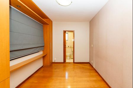 Apartamento à venda com 240m², 4 quartos e 3 vagas Apartamento à venda com 240m², 4 quartos e 3 vagasSuíte