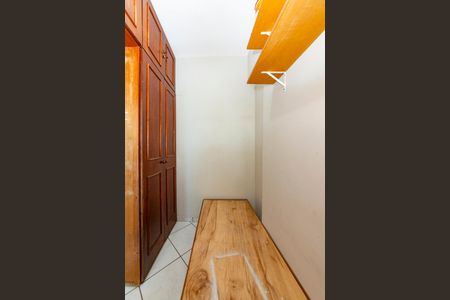 Apartamento à venda com 240m², 4 quartos e 3 vagas Apartamento à venda com 240m², 4 quartos e 3 vagasQuarto de Serviço