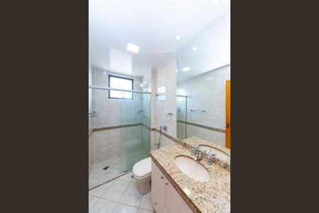 Apartamento à venda com 240m², 4 quartos e 3 vagas Apartamento à venda com 240m², 4 quartos e 3 vagasBanheiro Social 2