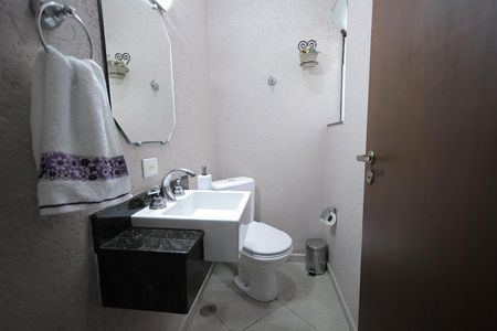 Casa à venda com 152m², 4 quartos e 3 vagasBanheiro 1