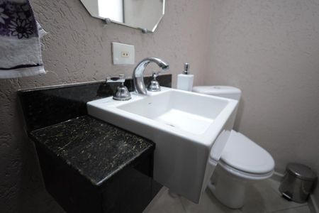 Casa à venda com 152m², 4 quartos e 3 vagasBanheiro 1