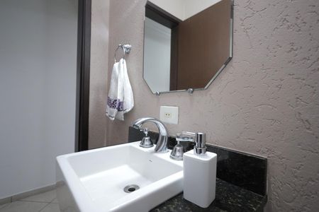 Casa à venda com 152m², 4 quartos e 3 vagasBanheiro 1