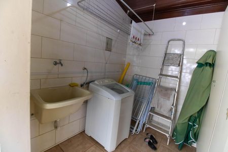 Casa de condomínio à venda com 350m², 5 quartos e 5 vagas Casa de condomínio à venda com 350m², 5 quartos e 5 vagasÁrea de Serviço 2