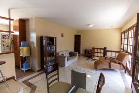 Casa de condomínio à venda com 350m², 5 quartos e 5 vagasSala