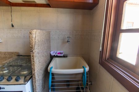 Casa de condomínio à venda com 350m², 5 quartos e 5 vagas Casa de condomínio à venda com 350m², 5 quartos e 5 vagasCozinha e Área de Serviço