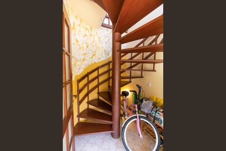 Casa de condomínio à venda com 350m², 5 quartos e 5 vagas Casa de condomínio à venda com 350m², 5 quartos e 5 vagasEscada