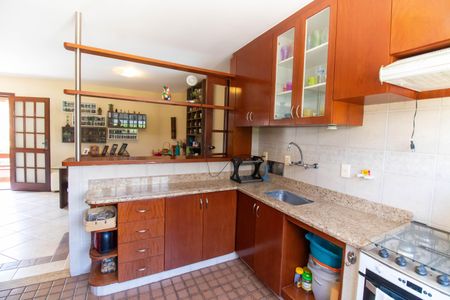 Casa de condomínio à venda com 350m², 5 quartos e 5 vagas Casa de condomínio à venda com 350m², 5 quartos e 5 vagasCozinha e Área de Serviço