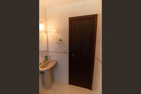 Casa de condomínio à venda com 350m², 5 quartos e 5 vagas Casa de condomínio à venda com 350m², 5 quartos e 5 vagasBanheiro Social 1