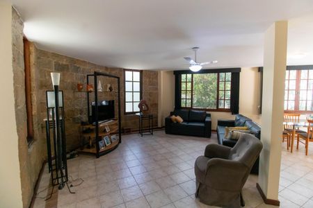Casa de condomínio à venda com 350m², 5 quartos e 5 vagas Casa de condomínio à venda com 350m², 5 quartos e 5 vagasSala 2