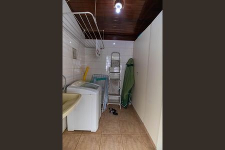 Casa de condomínio à venda com 350m², 5 quartos e 5 vagas Casa de condomínio à venda com 350m², 5 quartos e 5 vagasÁrea de Serviço 2