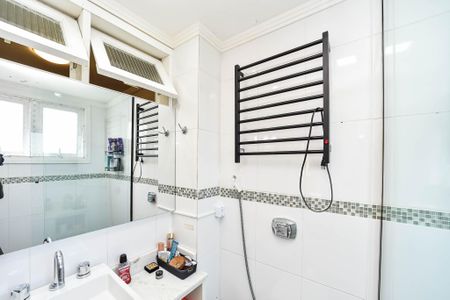 Apartamento à venda com 73m², 2 quartos e 2 vagas Apartamento à venda com 73m², 2 quartos e 2 vagasBanheiro da Suíte