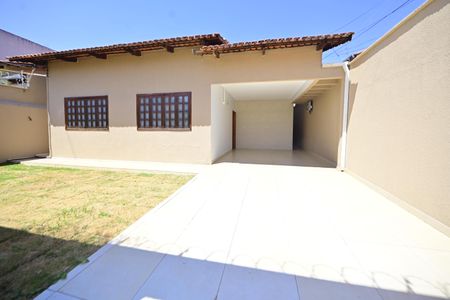 Casa para alugar com 221m², 3 quartos e 3 vagas Casa para alugar com 221m², 3 quartos e 3 vagasFachada