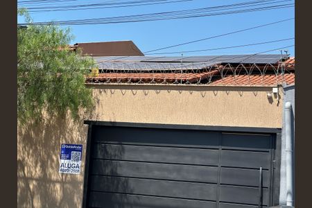 Casa para alugar com 221m², 3 quartos e 3 vagas Casa para alugar com 221m², 3 quartos e 3 vagasFachada