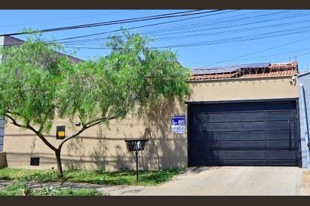 Casa para alugar com 221m², 3 quartos e 3 vagas Casa para alugar com 221m², 3 quartos e 3 vagasFachada