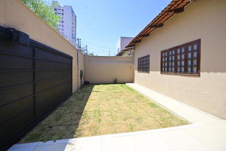 Casa para alugar com 221m², 3 quartos e 3 vagas Casa para alugar com 221m², 3 quartos e 3 vagasFachada