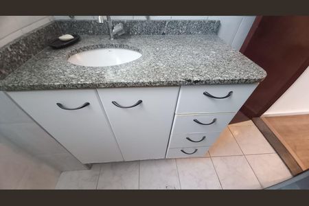 Banheiro de apartamento à venda com 2 quartos, 60m² em Umuarama, Osasco