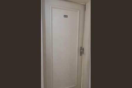 Entrada de apartamento para alugar com 3 quartos, 70m² em Vila Ipiranga, Porto Alegre