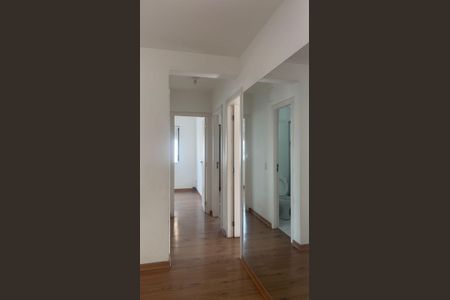 Corredor de apartamento para alugar com 3 quartos, 70m² em Vila Ipiranga, Porto Alegre