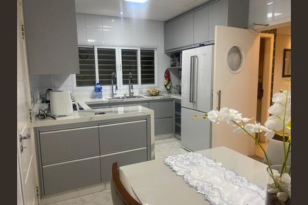 Casa à venda com 4 quartos, 300m² em Vila Santa Clara, São Paulo