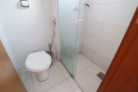 Banheiro da Suíte de apartamento para alugar com 1 quarto, 45m² em Presidente Roosevelt, Uberlândia