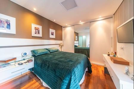 Apartamento à venda com 209m², 4 quartos e 4 vagas Apartamento à venda com 209m², 4 quartos e 4 vagasQuarto 1