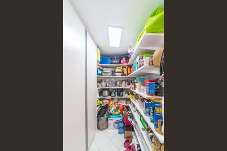 Apartamento à venda com 209m², 4 quartos e 4 vagas Apartamento à venda com 209m², 4 quartos e 4 vagasDespensa