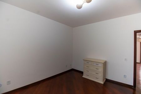 Casa à venda com 336m², 5 quartos e 4 vagas Casa à venda com 336m², 5 quartos e 4 vagasQuarto 2
