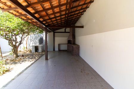 Casa à venda com 336m², 5 quartos e 4 vagas Casa à venda com 336m², 5 quartos e 4 vagasÁrea externa