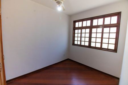 Casa à venda com 336m², 5 quartos e 4 vagas Casa à venda com 336m², 5 quartos e 4 vagasQuarto 3