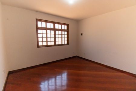 Casa à venda com 336m², 5 quartos e 4 vagas Casa à venda com 336m², 5 quartos e 4 vagasQuarto 4