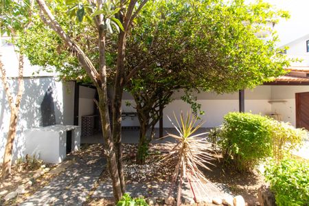 Casa à venda com 336m², 5 quartos e 4 vagas Casa à venda com 336m², 5 quartos e 4 vagasVista do Quarto 1